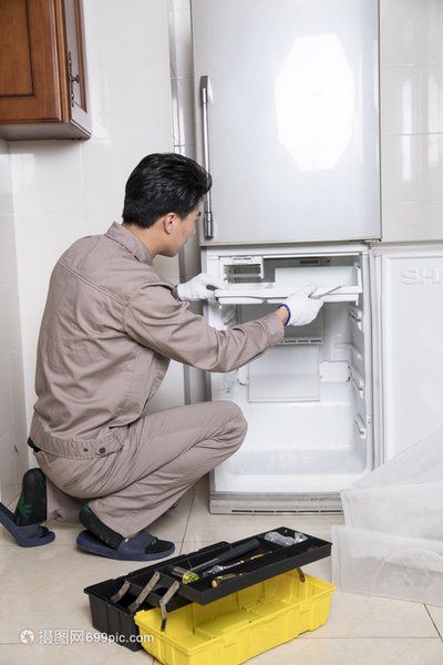 家电维修师傅与客户沟通交流