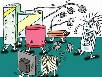 大连回收公司工作人员正在拆解旧电视机