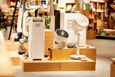 专业维修人员正在仔细检测微波炉内部结构