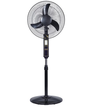 一位女士正在仔细擦拭一个看起来有些年头的铸铁锅,背景是堆放着各种二手厨具的储物间。