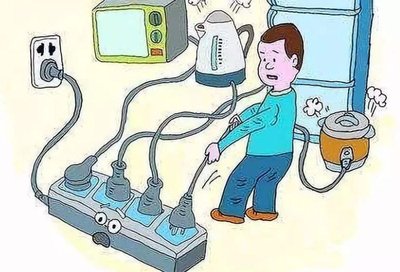 一位电器维修技师正在认真检查空调的电路板，寻找故障原因。